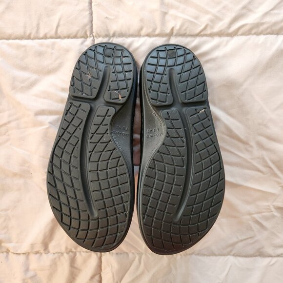 OOFOS Black Men's Sandals - Picture 5 of 5